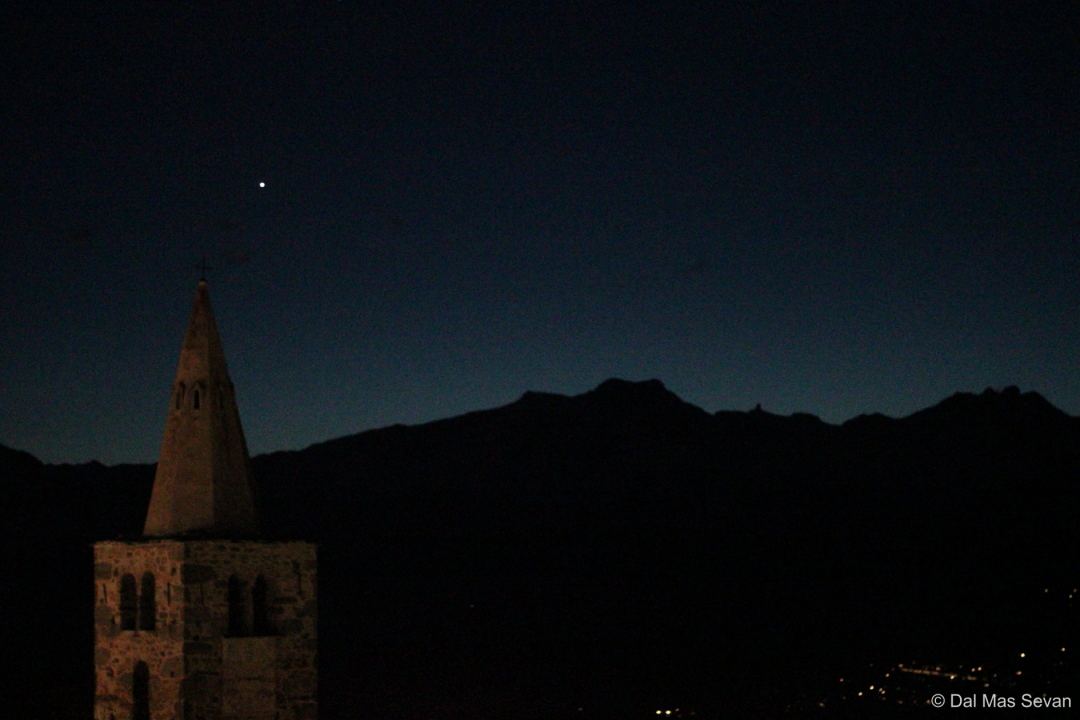Clocher et silhouette des montagnes de nuit à Nax